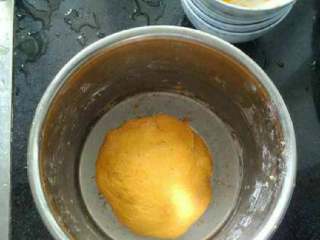 4、南瓜发糕,面粉、白糖、南瓜泥和酵母水混合均匀，揉成面团。