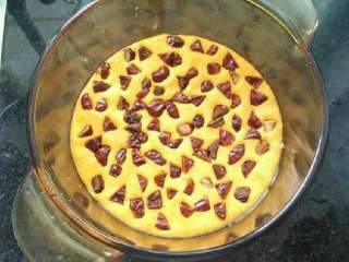 6、南瓜发糕,红枣切成小粒，将红枣洒在发糕面团上，压紧。