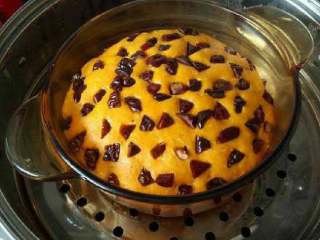 8、南瓜发糕, 凉水上蒸锅，上汽后中火蒸25分钟即可。