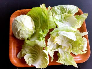 3、手撕包菜,圆白菜一层层剥开。