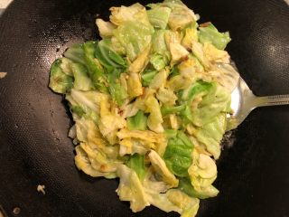 10、手撕包菜,大火翻炒至基本熟。