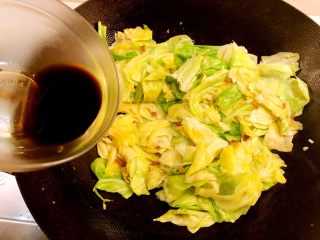12、手撕包菜,加入酱汁翻炒均匀。