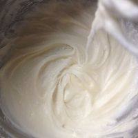 4、黑纹奶酪饼干,隔温水用打蛋器打发。