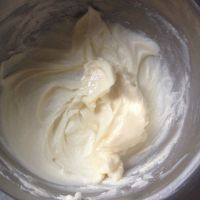 6、黑纹奶酪饼干,将打发好的奶油奶酪加入到做法4的打发好的黄油里。