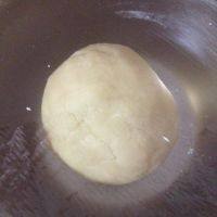 8、黑纹奶酪饼干,用手揉成面团。