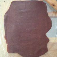 9、黑纹奶酪饼干,将巧克力面团擀成为薄薄的长方形面片(在保面膜里进行比较好操作),表面涮点清水。