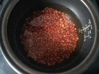 2、红豆芋圆,红豆放入电饭煲放入浸过红豆的水按下煮饭键煮。