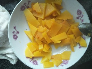 4、红豆芋圆,南瓜去皮切片放入锅中蒸熟。