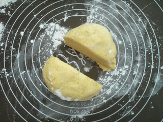 8、红豆芋圆,待面不烫手时用手揉成光滑不粘手的面团并分成两份。