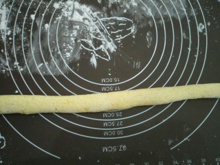 9、红豆芋圆,将每份的面团揉成长筒型。