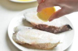 3、香煎杏仁鳕鱼,再挤上几滴柠檬汁，腌制10分钟；