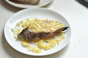 5、香煎杏仁鳕鱼,再二面都沾上杏仁片；