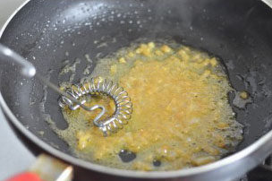 8、香煎杏仁鳕鱼,做白葡萄酒黄油汁：平底锅中加入白葡萄酒加入洋葱碎，小火煮开慢慢少量多次的加入黄油，用搅拌器朝一个方向搅拌，直至黄油全部吸收汤汁变稠即可浇在烤好的鳕鱼上一起吃。