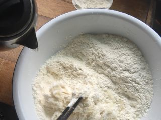 1、烙饼,面粉放盆，用开水将一半面粉拌成雪花状