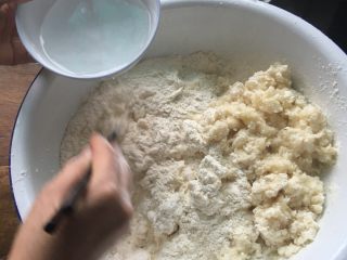 2、烙饼,另一半剩下的面粉，用凉水拌成雪花状（可以适量添加苏打粉，家里的用完了，所以没放）
