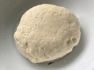 3、烙饼,面团揉好放在一旁醒十分钟（不醒也可以，冷热水和的面）