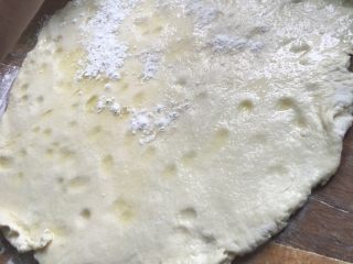 5、烙饼,用手指在橄开的面饼上按几个手印，倒油铺开，均匀的撒盐，再撒面粉（为了防止卷好之后油溢出）