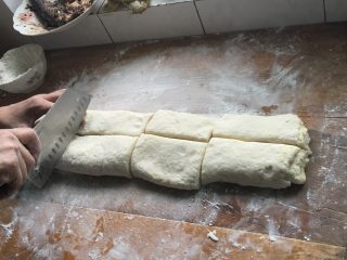 6、烙饼,由下至上将面饼卷起来，切成剂子，封口，成坨状