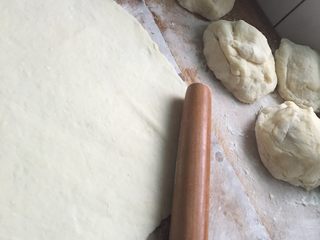 7、烙饼,将分好的剂子压扁，橄开。