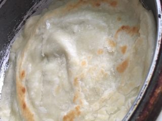 8、烙饼,在平底锅中铺油，将饼放入，按照火力大小，掌握，烤至金黄翻面继续烤。即可出锅