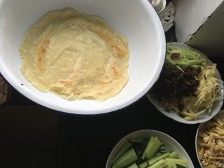 9、烙饼,我家一般是将家常菜烧好，卷在饼里吃的。要是想单吃，可以多加点盐、葱、芝麻之类