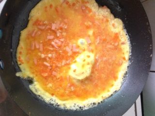 3、妈妈的爱心早餐,加热平底锅，达到适量温度后加入油丶搅匀的蛋液开煎