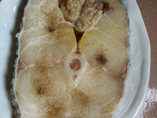1、香煎鳕鱼,如图鳕鱼冲洗干净，用盐，和黑胡椒粉涂抹均匀腌30分钟