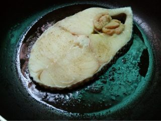 2、香煎鳕鱼,如图平底锅放油将鱼放入中小火煎