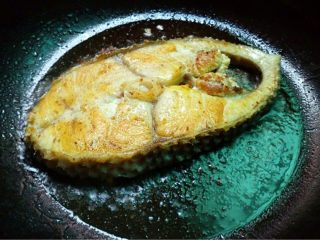 3、香煎鳕鱼,如图煎黄一面煎另一面