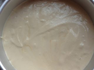 8、水果奶油蛋糕,如图：用锡纸包好底部。外面再包一层锡纸。预热烤箱，然后倒数第二层165度45分钟。