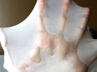 1、北海道款椰蓉吐司,所有材料按先液体后粉类的顺序放入面包桶，开启和面程序25-40分钟，揉至能拉出薄膜的完全阶段