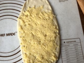 3、北海道款椰蓉吐司,面团擀成长方形，翻面、取一半的椰蓉馅均匀的铺满