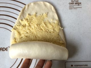 4、北海道款椰蓉吐司,再慢慢卷起来