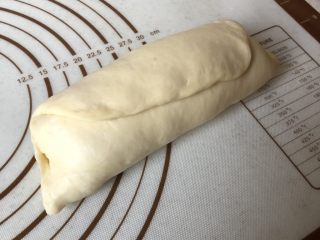 5、北海道款椰蓉吐司,收口处捏紧，收口朝下