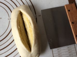 6、北海道款椰蓉吐司,从中间切一刀，两边不要切断