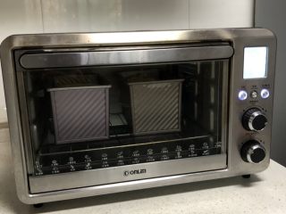 7、北海道款椰蓉吐司,送入预热好的烤箱，底层、上下火170度、烤35-40分钟，看见上色了及时加盖锡纸哦！