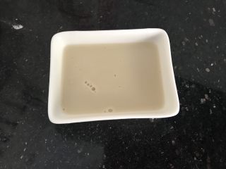 4、中式点心～自创猪仔包之“猪出没”,酵母菌加少许温水（不得高于40度）化成液态