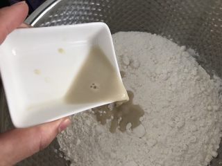 5、中式点心～自创猪仔包之“猪出没”,加入面粉里