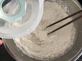 6、中式点心～自创猪仔包之“猪出没”,慢慢分多次加入温水，边搅拌边加水