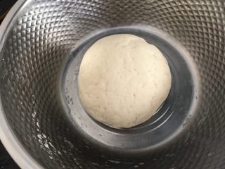 9、中式点心～自创猪仔包之“猪出没”,继续揉均匀至光滑，盖上保鲜膜发酵1.5-2倍大