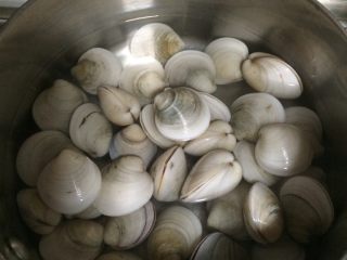 1、蛤蜊炖蛋,如图蛤蜊在盐水中吐沙干净后烧开水焯烫一下，蛤蜊全部开口就关火；