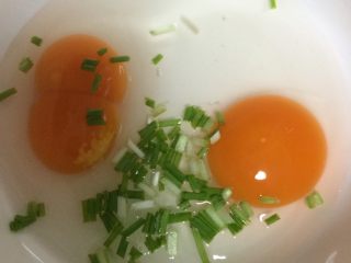 3、蛤蜊炖蛋,如图鸭蛋打入碗中，加少许盐、葱花打散，加入与蛋液等量的凉开水；