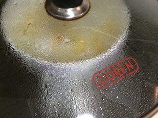 5、蛤蜊炖蛋,如图蒸锅上汽后将碗放入蒸格中，加盖蒸10分钟；