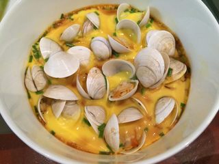 6、蛤蜊炖蛋,如图出锅后撕下保鲜膜，淋上少许蒸鱼豉油就可以上桌了。