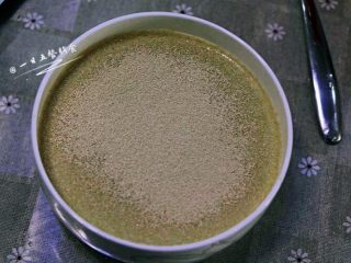 1、猪肉大葱包子,在270g温水中加入糖搅拌溶化，再将干酵母轻轻洒在水面。（这里温水更容易使酵母活起来，但是温度不能超过40度，高温会把酵母烫死）