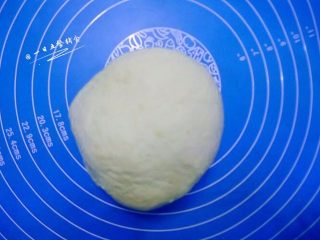 3、猪肉大葱包子,将面粉和酵母水拌匀和成面团，转移到面垫或案板上揉至面团表面光滑。放入大碗中，盖上保鲜膜，置于温暖处发酵至2倍大，大约1-2个小时。