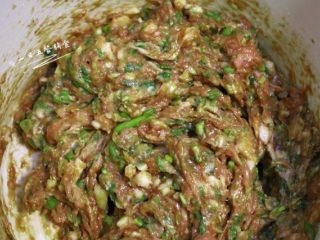 5、猪肉大葱包子,将100ml清水分三次加入肉馅，每次加水后都要向一个方向大力搅拌，至清水被肉馅完全吸收后再加下一次。肉馅中加入适量清水可以让肉馅口感软嫩