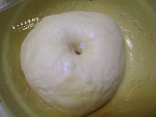 6、猪肉大葱包子,等面团发至2倍大时，从碗中转移出来到案板上，第二次揉面，排出空气，将面团再一次揉至光滑。