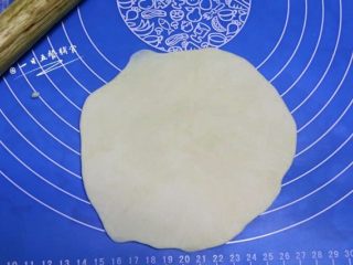 7、猪肉大葱包子,取一个面剂子，用擀面杖擀成中间厚周围薄，比手掌略大的面片。