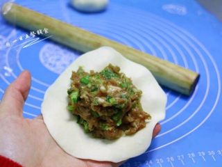 8、猪肉大葱包子, 放入适量肉馅。